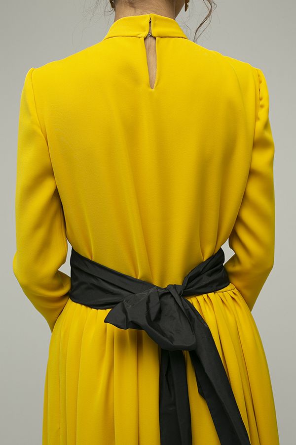 Vestido de fiesta largo Encinar Gemma con cola amarillo cinturon negro manga larga 4