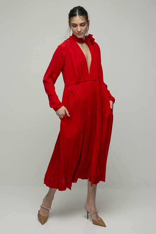 Victoria Beckham vestido rojo midi plizado lazada broche flor cuello pico 1
