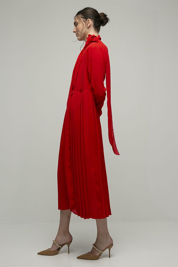 Victoria Beckham vestido rojo midi plizado lazada broche flor cuello pico 2