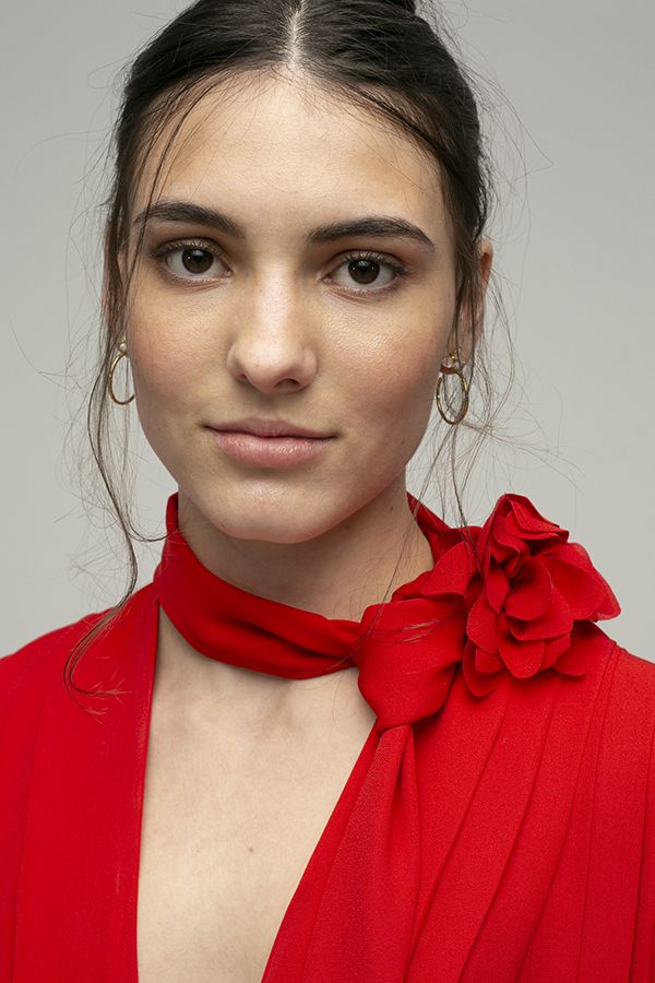 Victoria Beckham vestido rojo midi plizado lazada broche flor cuello pico 4