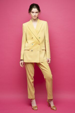 Racil-Maxime-traje-conjunto-amarillo-1