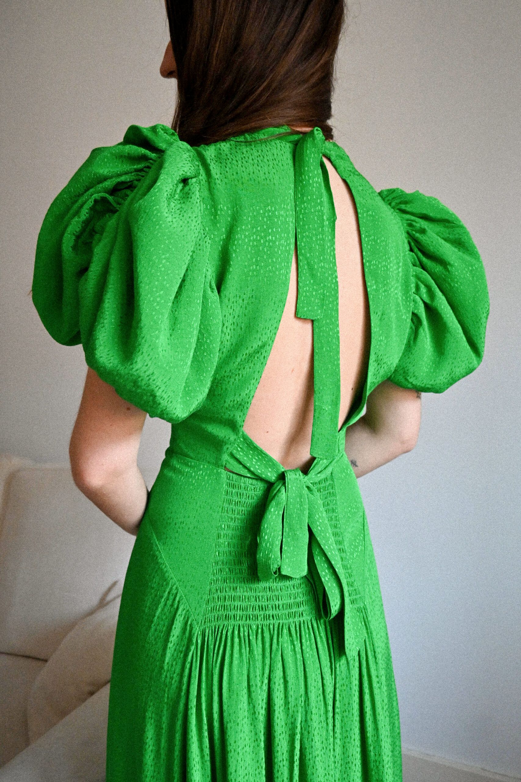 rotate-vestido-noon-mangas-abullonadas-verde-esmeralda-1
