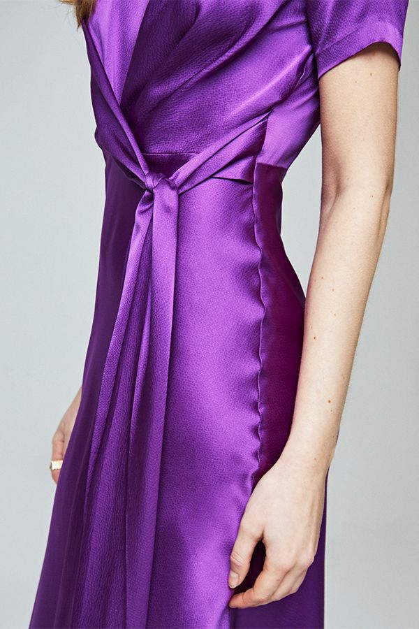 https://borow.es/wp-content/uploads/2024/05/vestido-topacio-midi-satinado-purpura-2.jpg