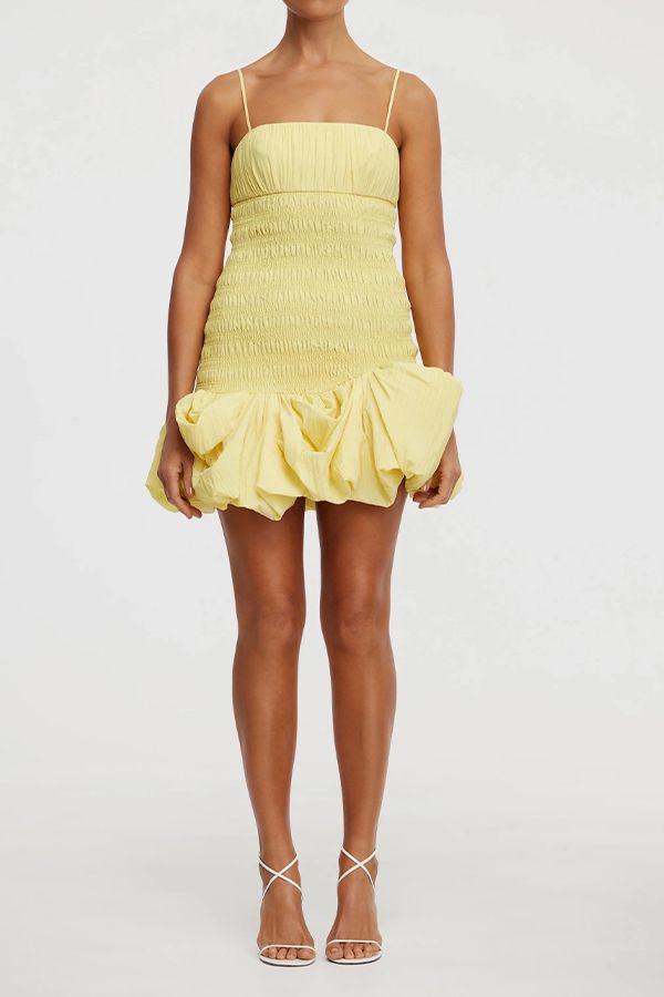 https://borow.es/wp-content/uploads/2024/05/vestido-welland-mini-amarillo-fruncido-con-volante-4.jpg