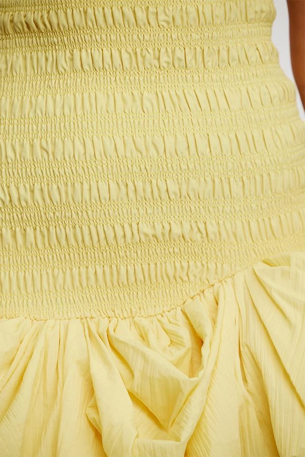 https://borow.es/wp-content/uploads/2024/05/vestido-welland-mini-amarillo-fruncido-con-volante.jpg