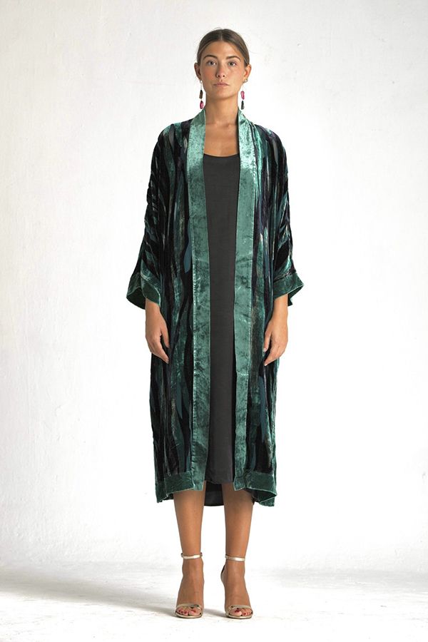 https://borow.es/wp-content/uploads/2024/09/upr-abrigo-kimono-azalea-midi-cedro-esmeralda-3.jpg