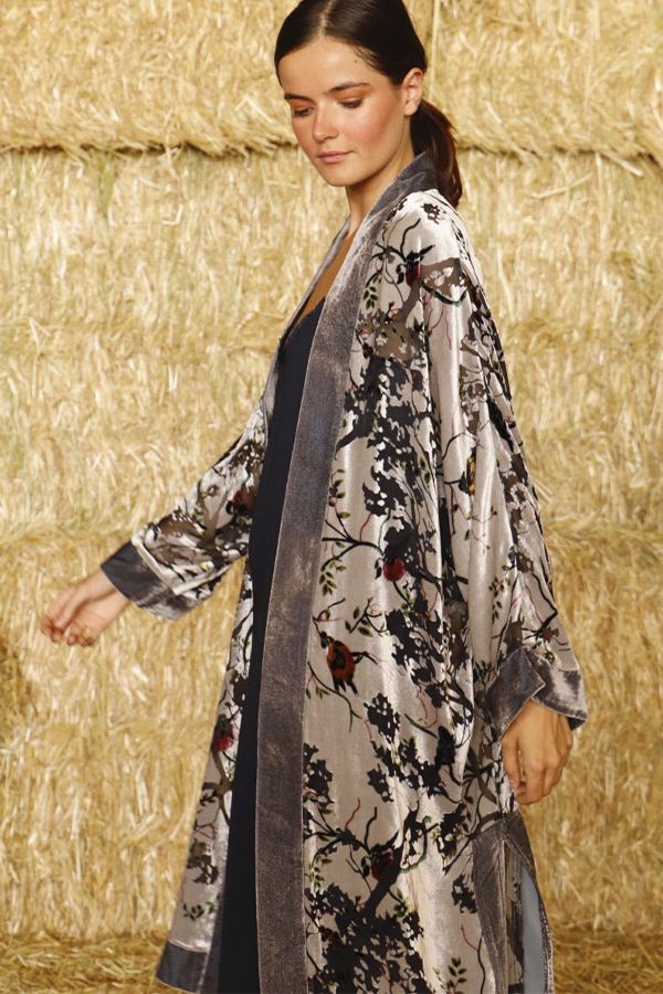 https://borow.es/wp-content/uploads/2024/09/upr-abrigo-kimono-mimosa-largo-gris.jpg