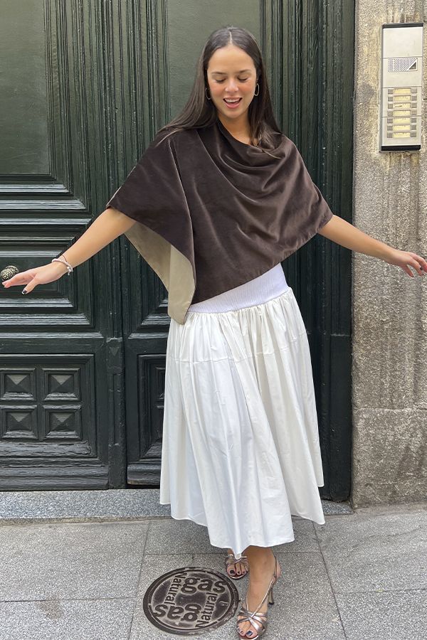 https://borow.es/wp-content/uploads/2024/10/capicua-capa-poncho-marron.jpg