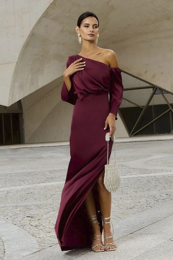 https://borow.es/wp-content/uploads/2024/11/lady-pipa-vestido-siracusa-largo-burdeos-4.jpg