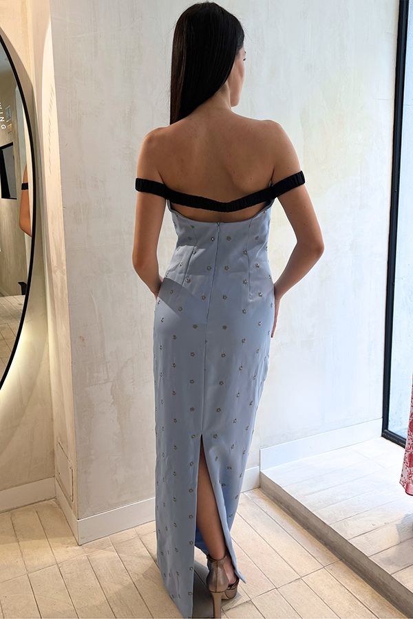 https://borow.es/wp-content/uploads/2025/07/vestido-azul-flores.jpg